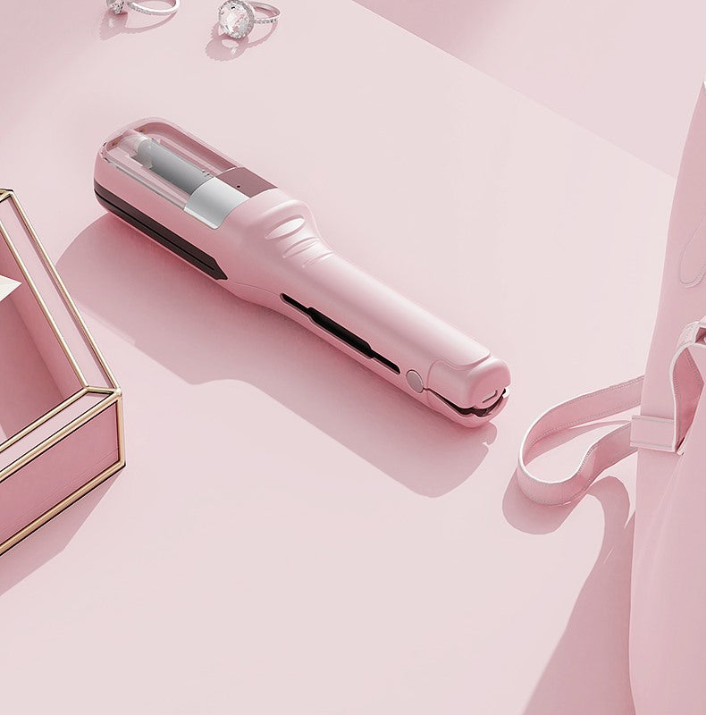 Cortapuntas rosa apoyado sobre una superficie rosa